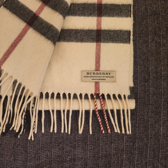 New - Authentic Burberry cashmere scarf - Picture 4 of 6